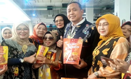 Wali Kota Bekasi menyambangi salah satu stand bazar UMKM Mamin.